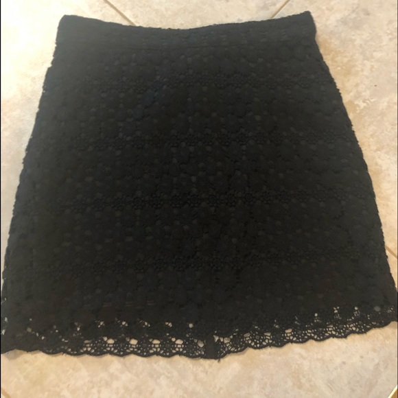 Pretty Black Lace Mini - Picture 2 of 4